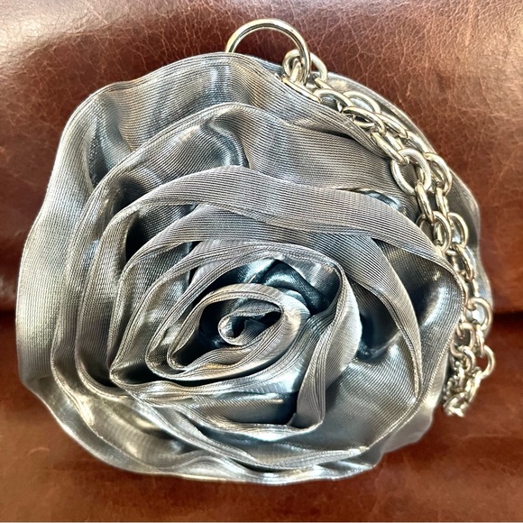 Elegant Silver Rose Shaped Evening Purse & Clutch - Picture 6 of 7